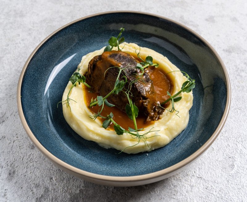 Говяжьи щечки с пюре и трюфельным маслом*
