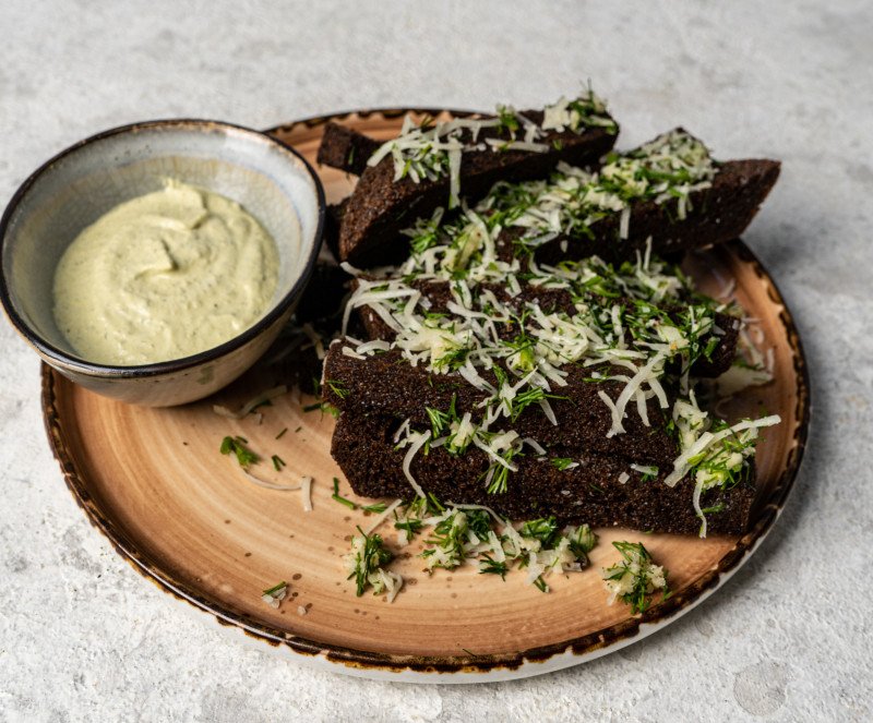 Гренки чесночные с соусом*