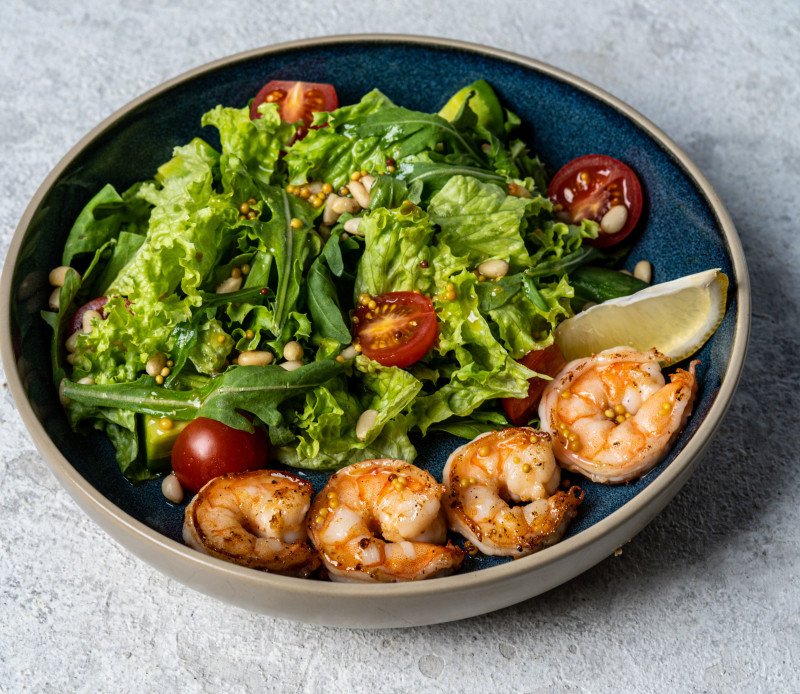 Салат с рукколой и креветками 250г*