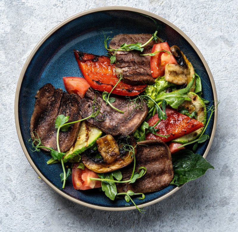 Салат с говяжьим языком гриль*