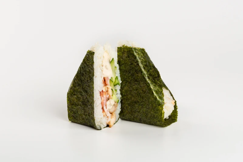 Онигири с курицей и беконом