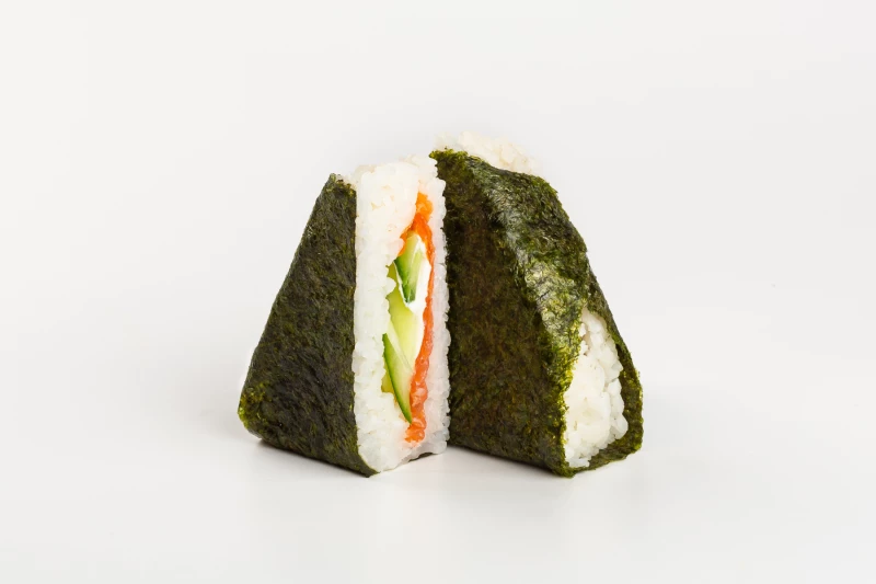 Онигири с лососем