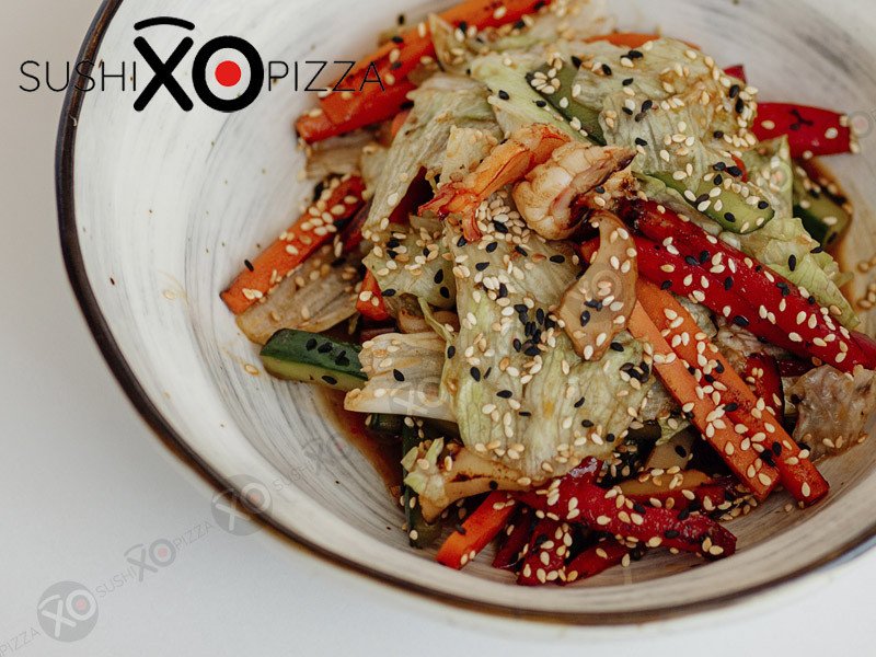 Салат вок с креветками и копченным кальмаром