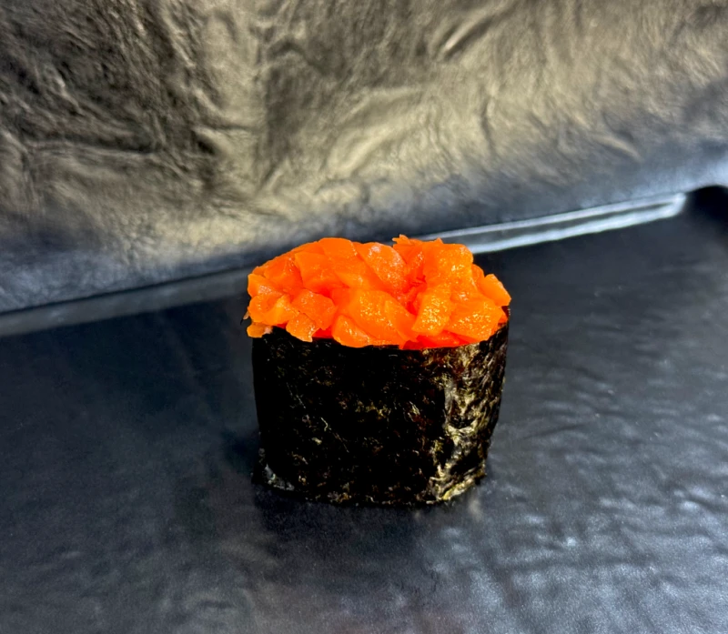 Гункан с острым лососем