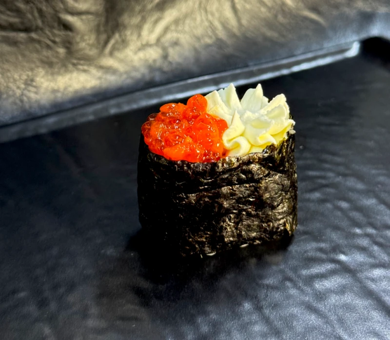 Гункан с икрой лосося