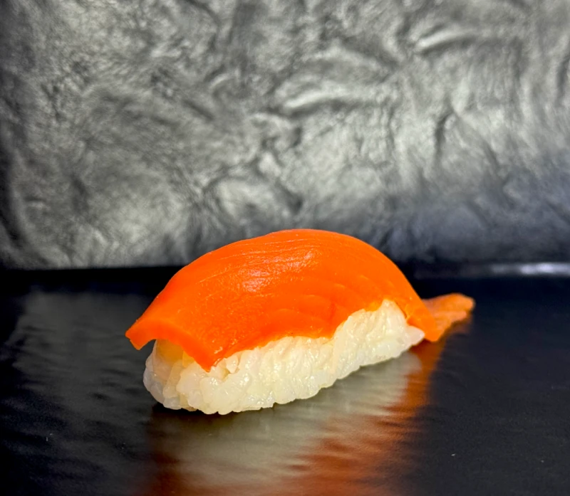 Суши с лососем