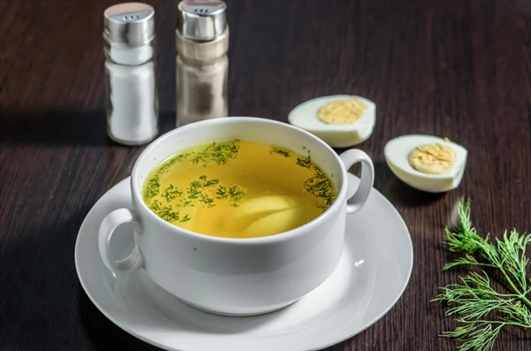 Куриный бульон с яйцом