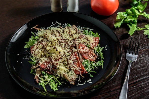 Салат с рукколой и говяжьим языком