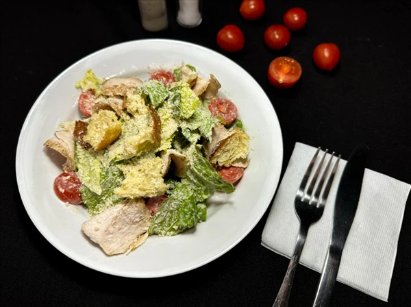 Салат Цезарь с курицей