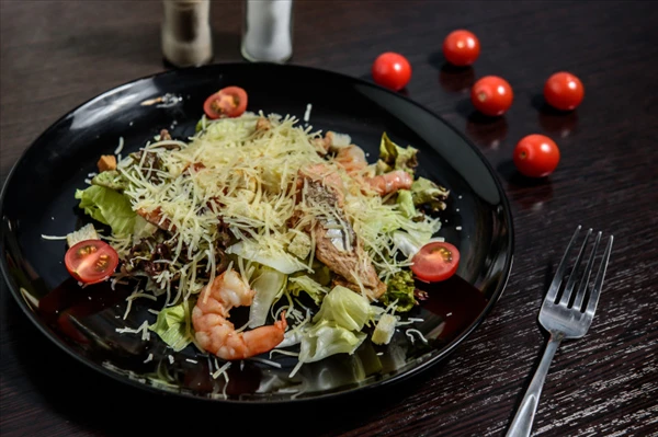 Салат Цезарь с креветками