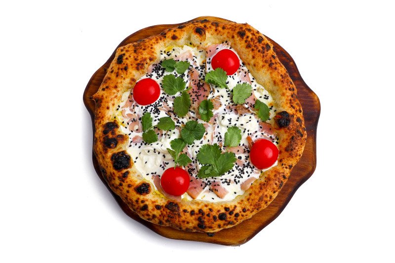 Пицца с пастрами из индейки, томатами и страчетеллой