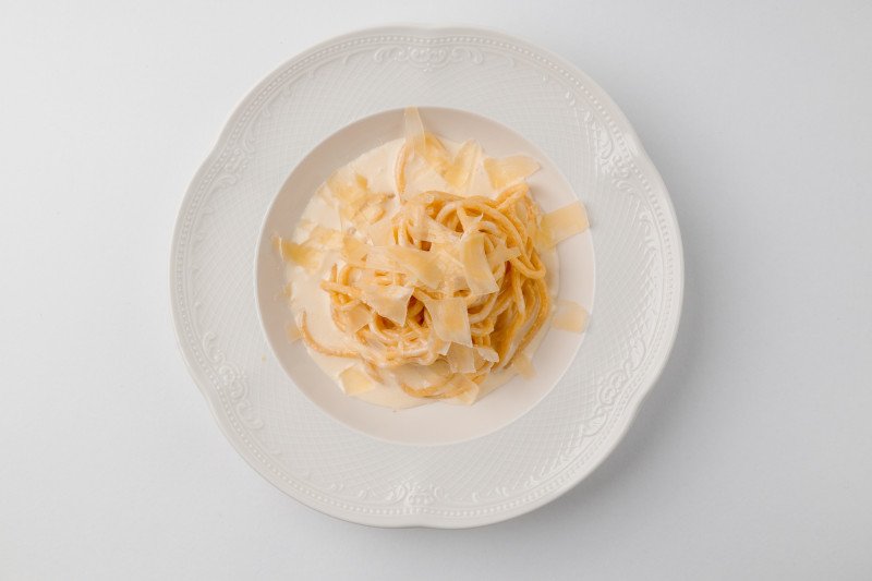 Спагетти в сливочном соусе с пармезаном