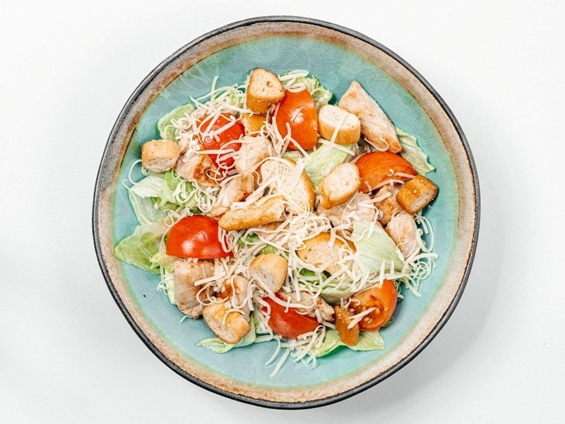 Цезарь с курицей салат