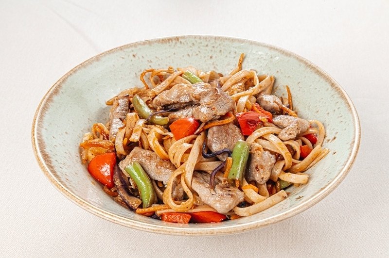 Вок с овощами и яичным блинчиком