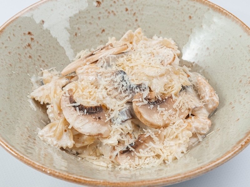 Паста с ветчиной и грибами ланч