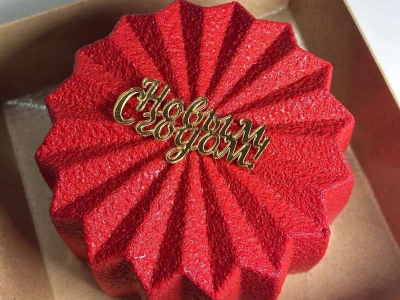 Муссовый новогодний торт с начинкой Вишня шоколад