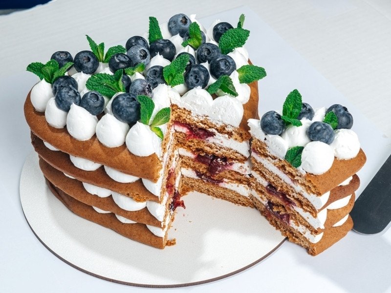 Открытый торт на медовых коржах