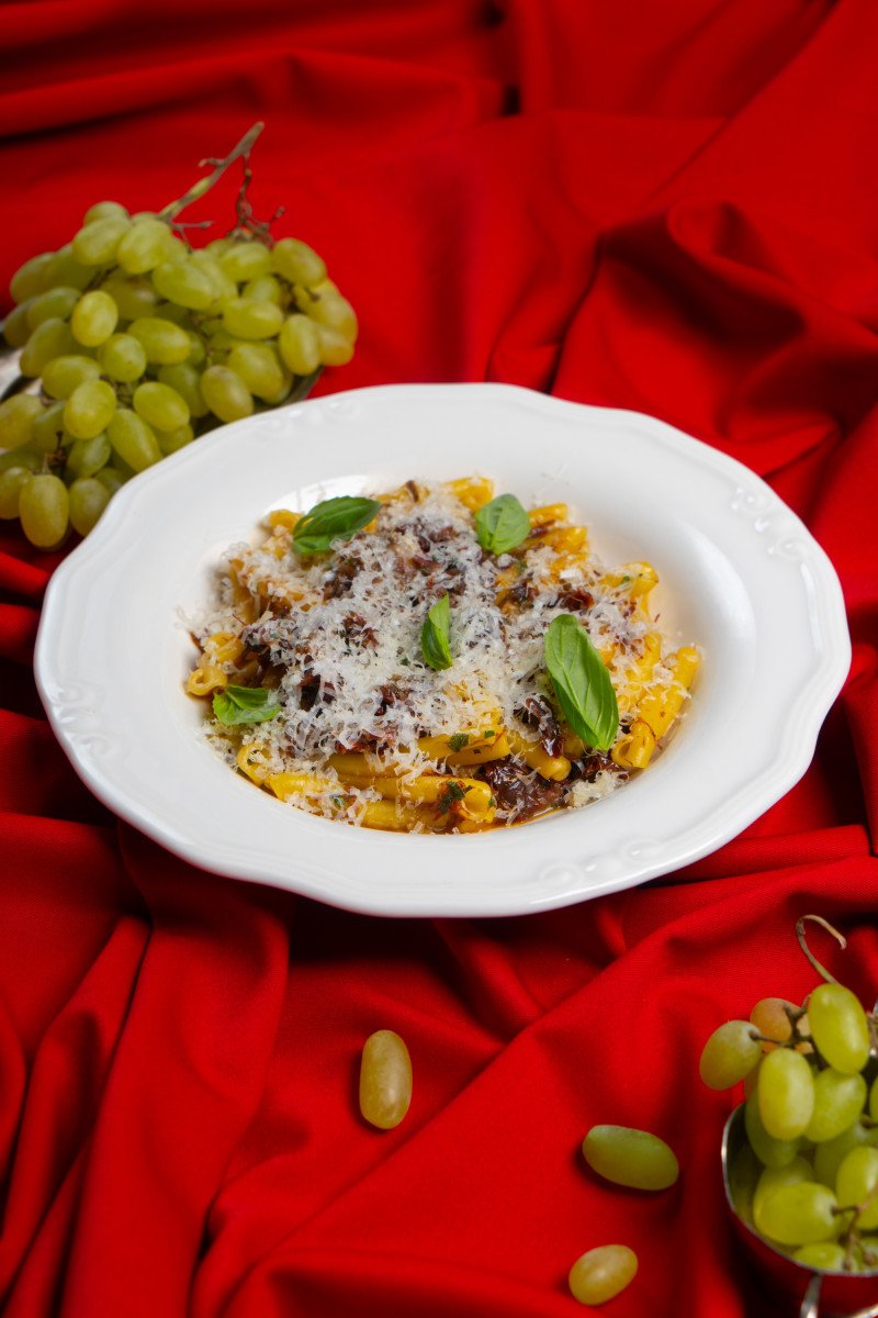 Казаречче с томленой говядиной и мясным соусом