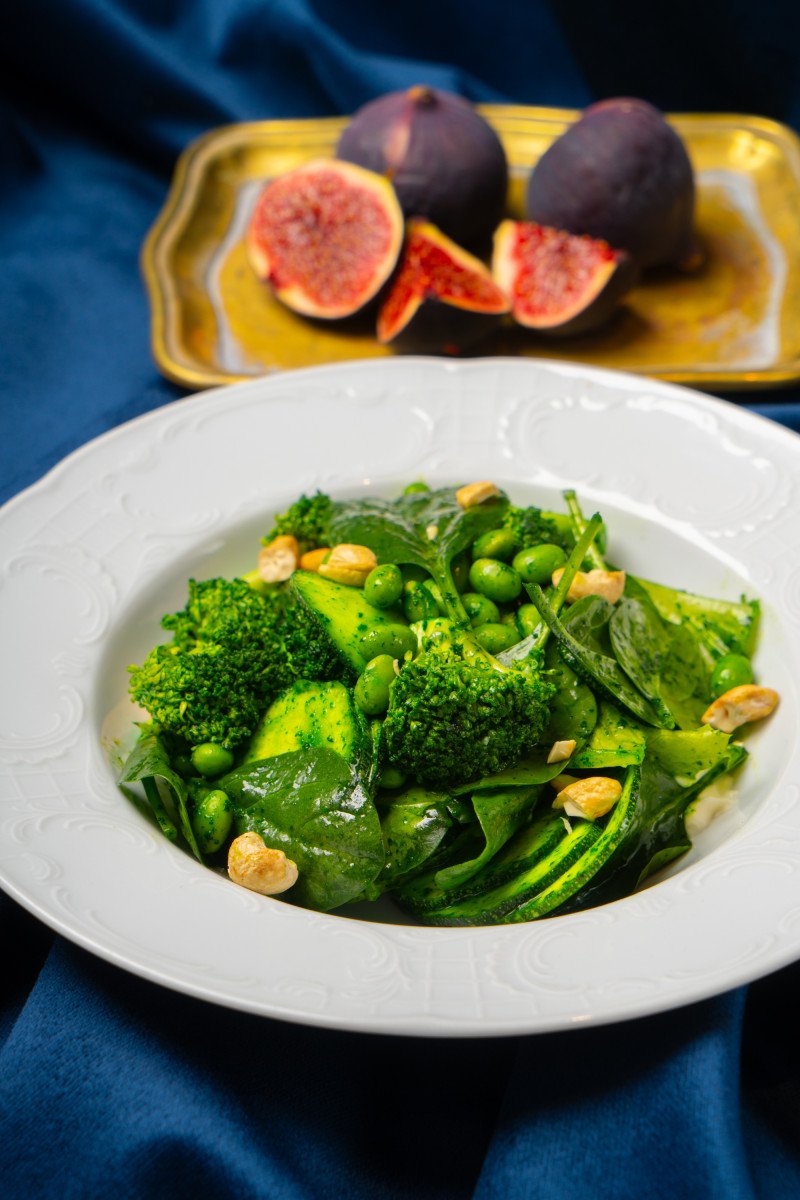 Зеленый салат с кабачком и песто