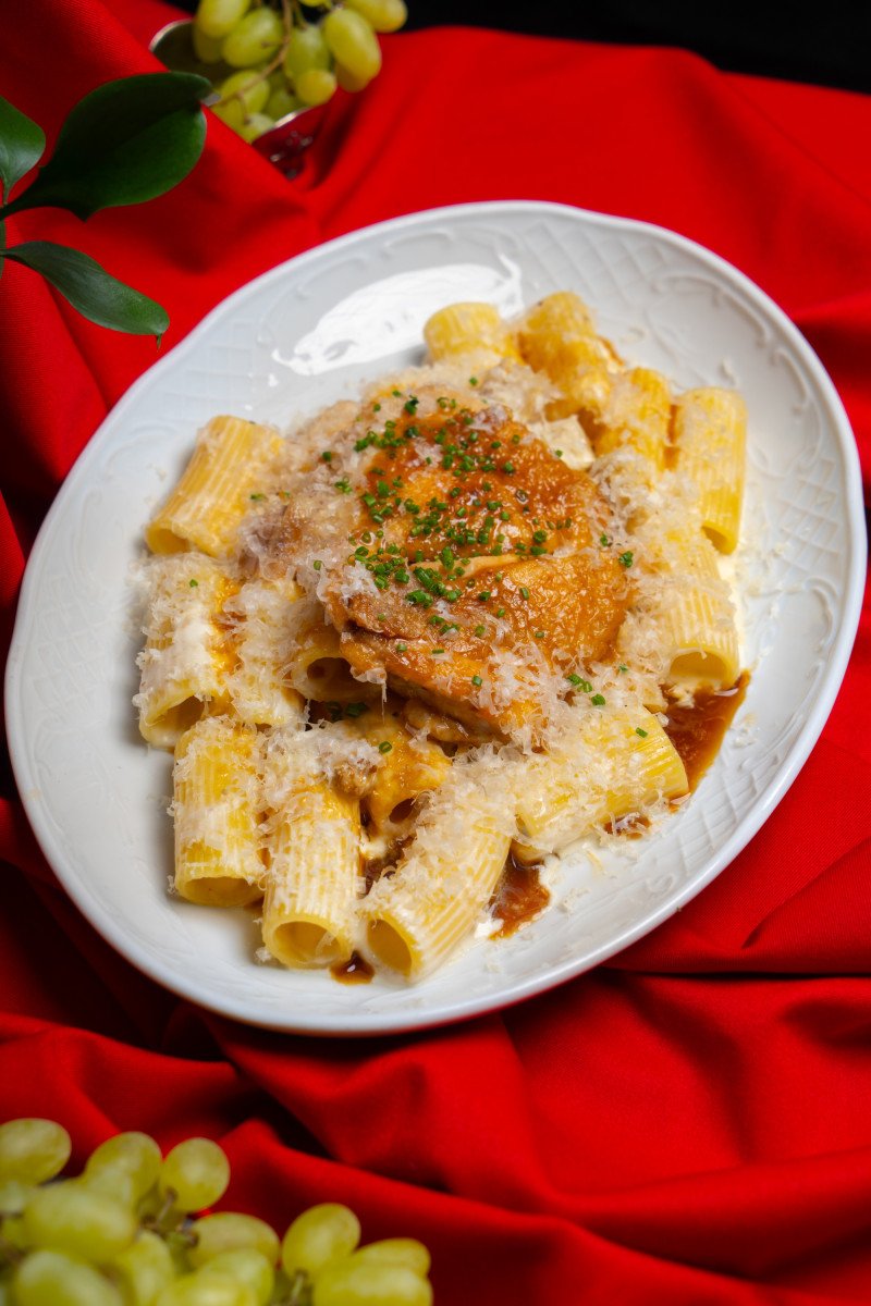 Ригатони с цыпленком и соусом качо-э-пеппе