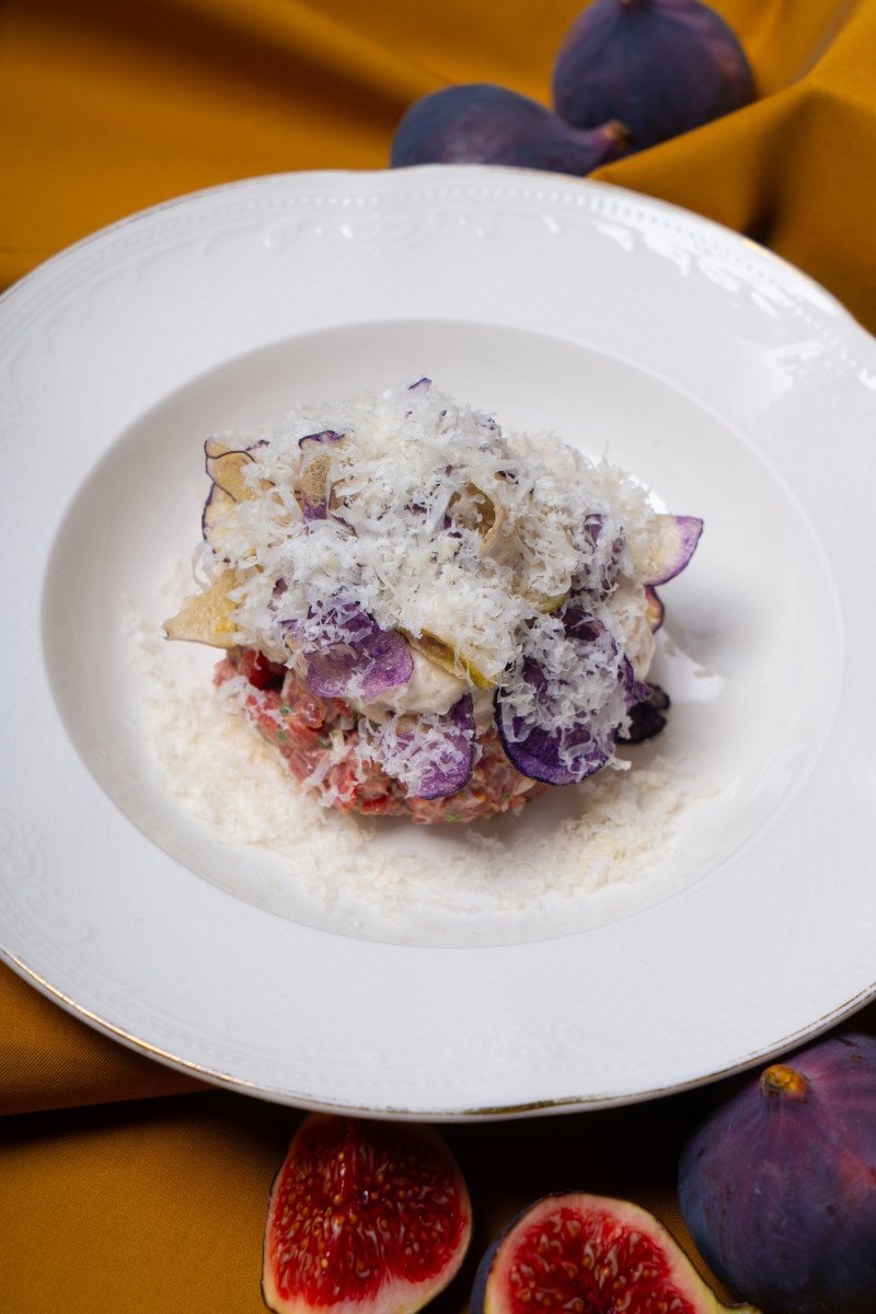 Тар тар говядина с муссом трюфель