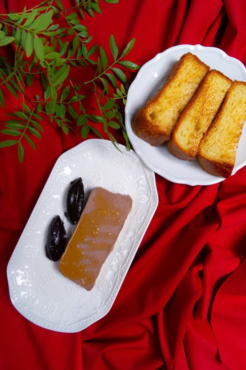 Куриный паштет с черносливом и бриошь