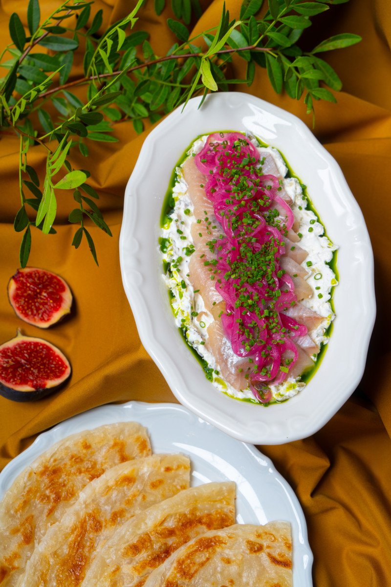 Сельдь с пшеничной лепешкой