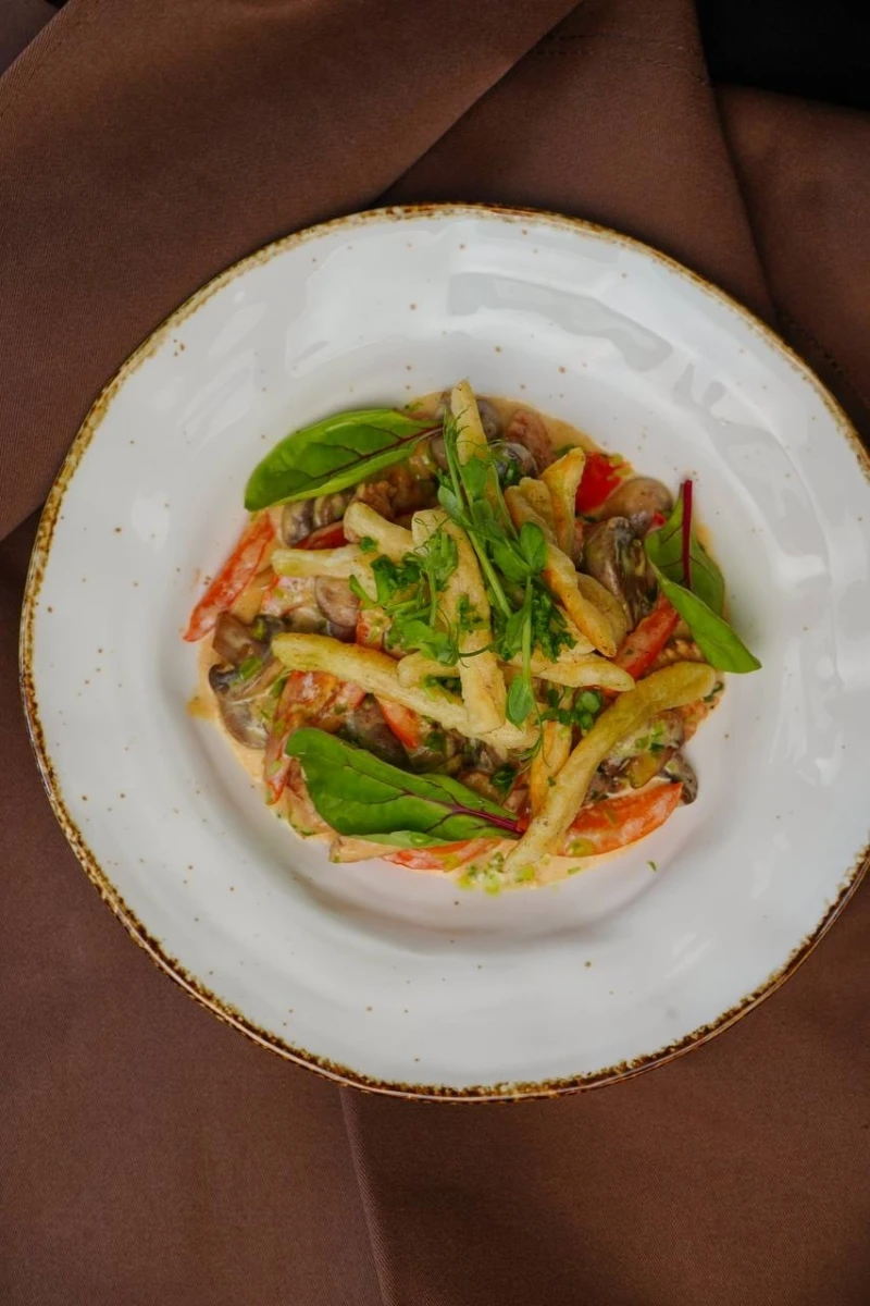 Строганов из индейки и хрустящим тестом