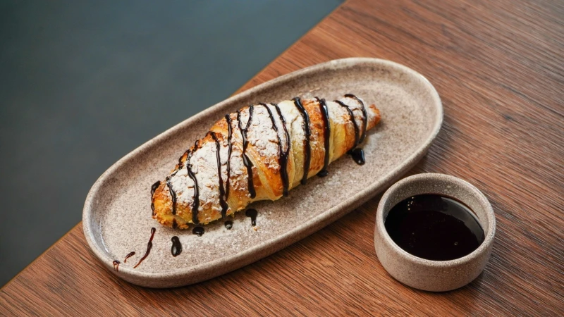 Круассан миндальный с шоколадом