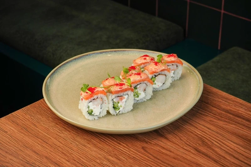 Ролл Салмон опаленный