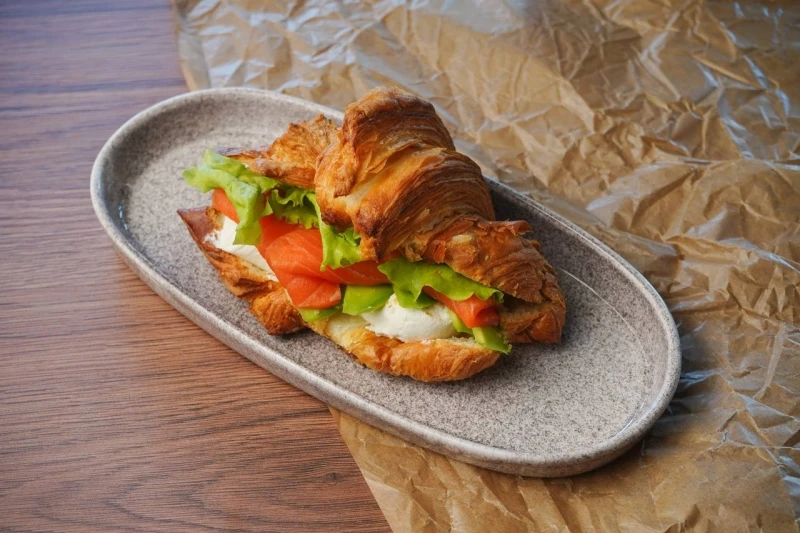 Круассан с лососем и авокадо