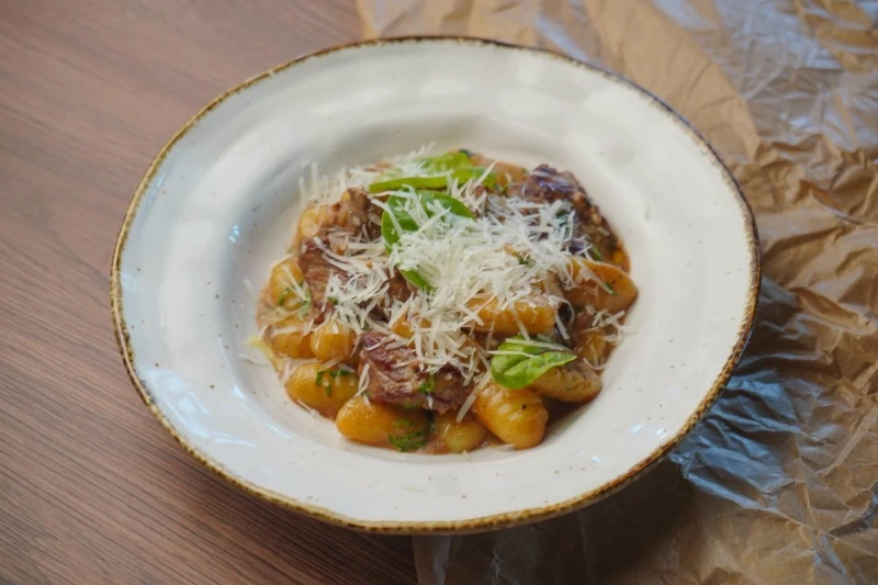 Ньокки с телятиной и пармезаном