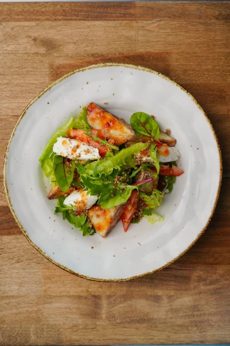 Салат с хрустящим баклажаном и сыром