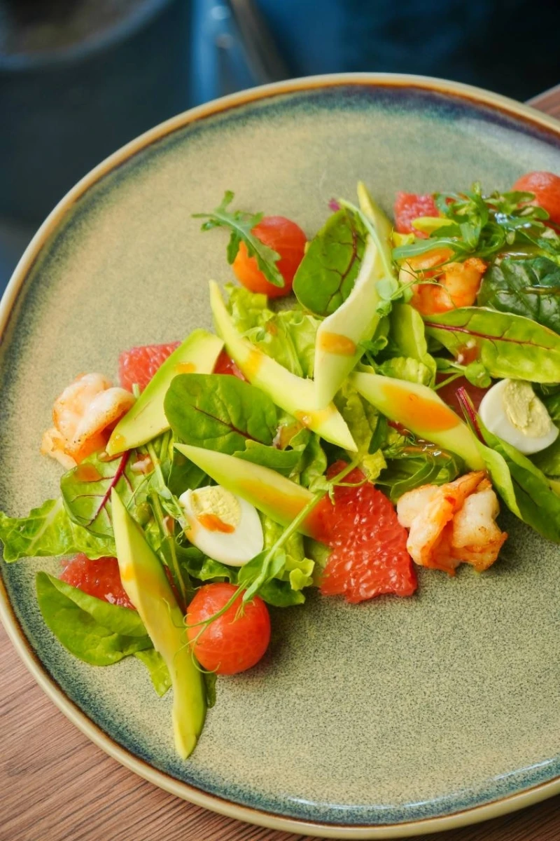 Салат с креветками, авокадо и грейпфрутом