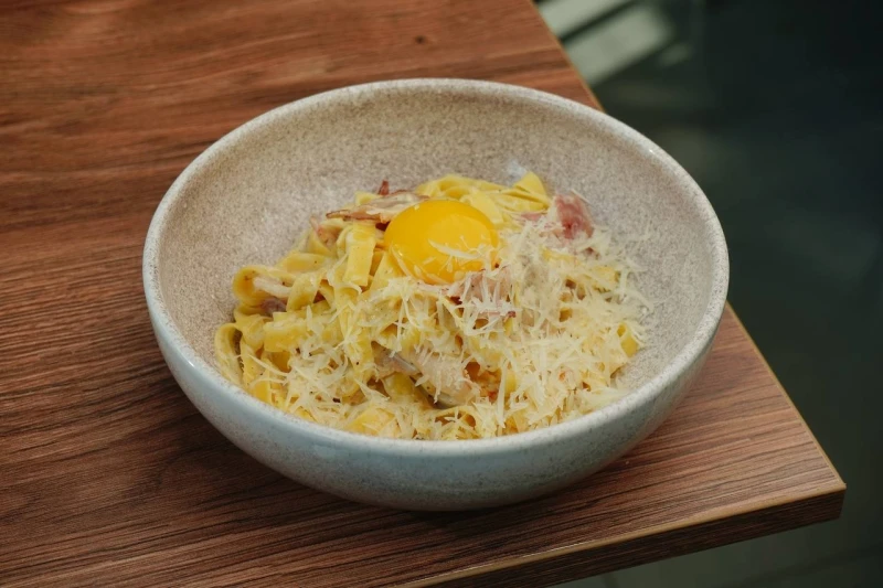 Феттучини карбонара с желтком конфи