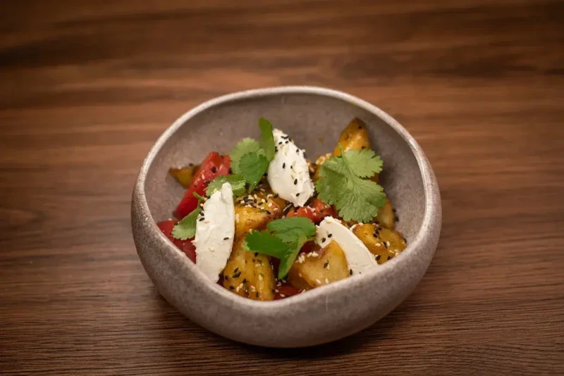 Салат с хрустящим баклажаном и сыром