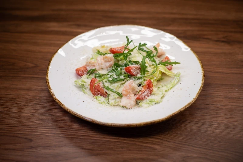 Теплый салат с креветкой