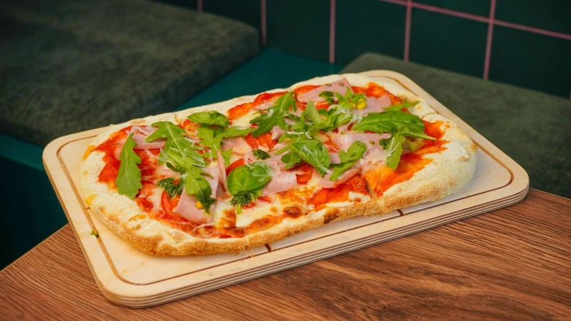 Римская пицца с ветчиной Мортаделла