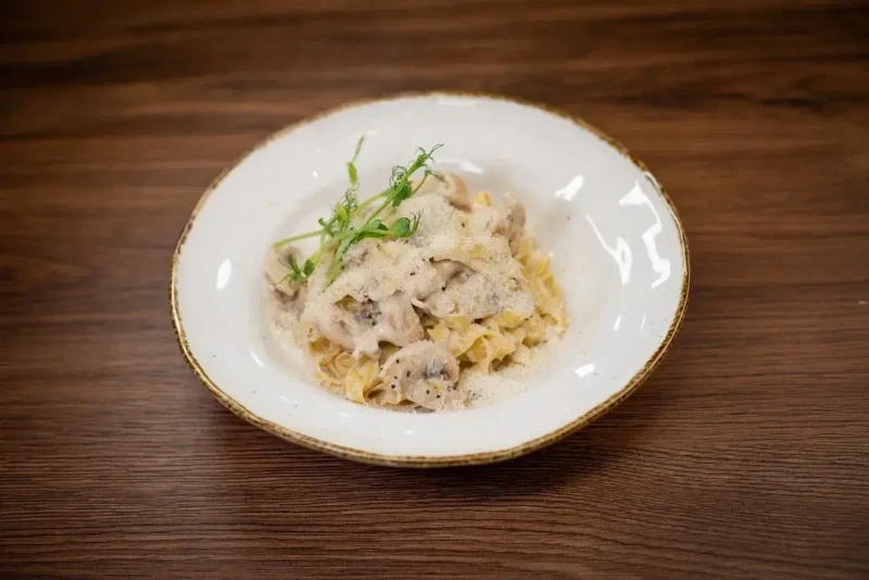 Феттучини с курицей и грибами
