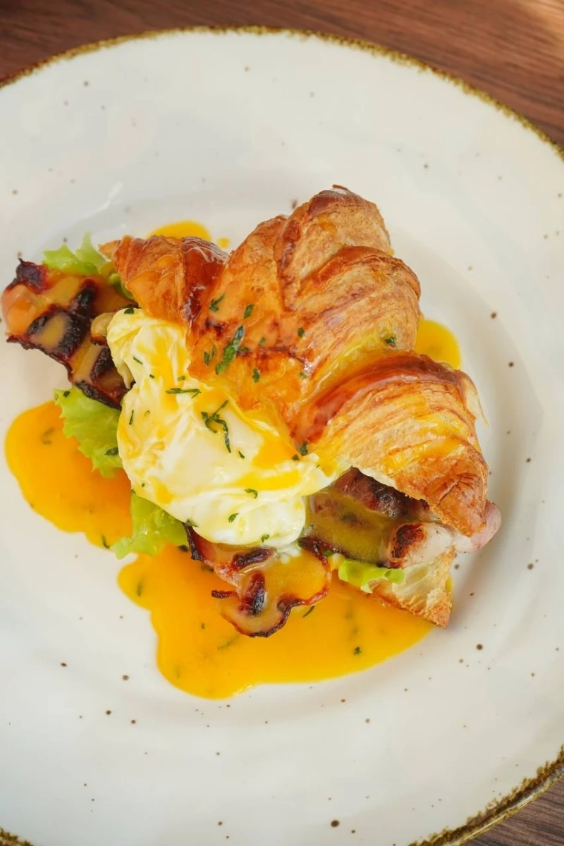 Круассан с беконом и яйцом Бенедикт