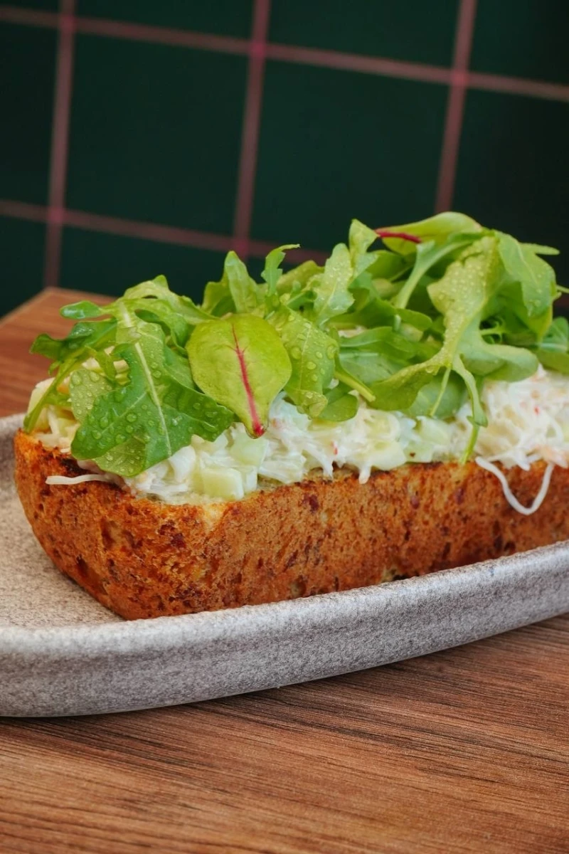 Брускетта на гречишном хлебе с крабом