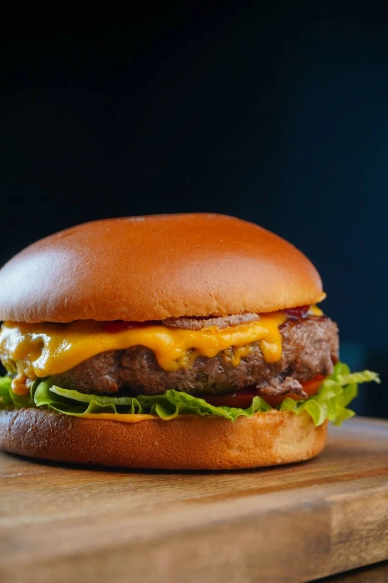 Бургер из мраморной говядины на бриоше