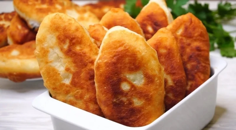 Пирожок жареный яйцо лук