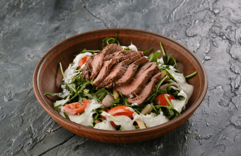 Телятина с рукколой