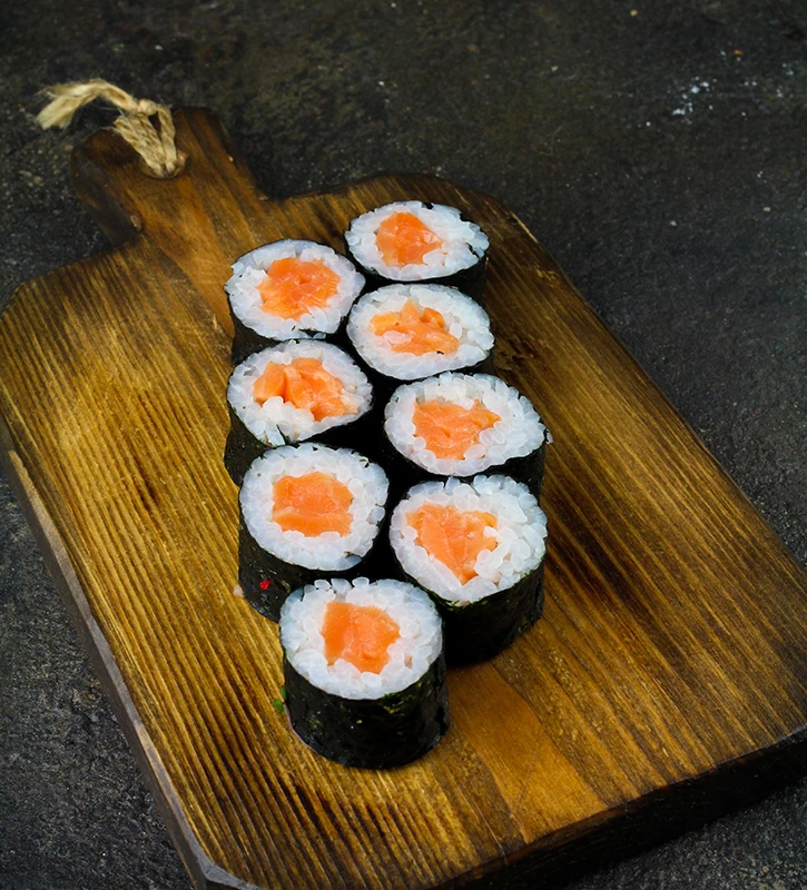 Маки с лососем