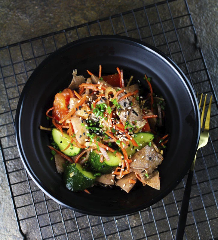 Острый салат с языком