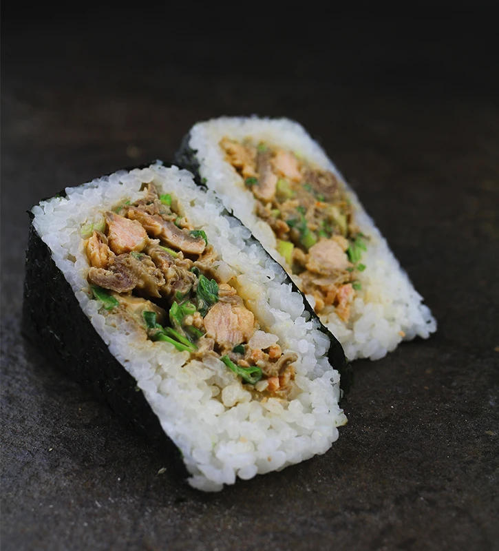 Онигири с жаренным лососем