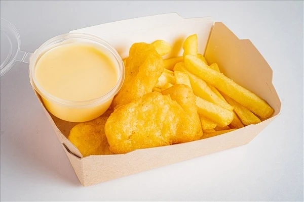 Наггетсы с фри и соусом Чеддер