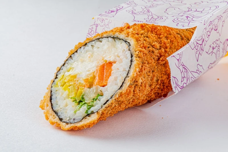 Фрай ролл с лососем татаки и руколой