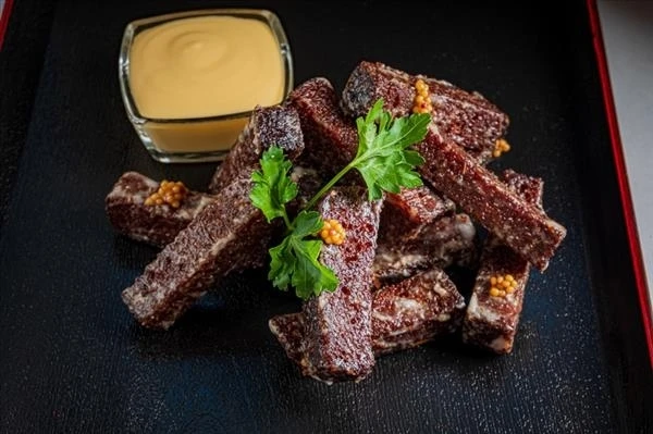 Чесночные гренки с соусом чеддер